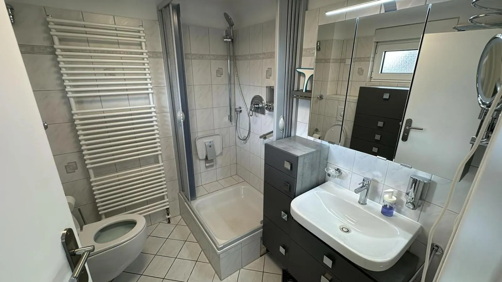 3 Zim Apartment - Bis 9 Per - In Berlin Rudow